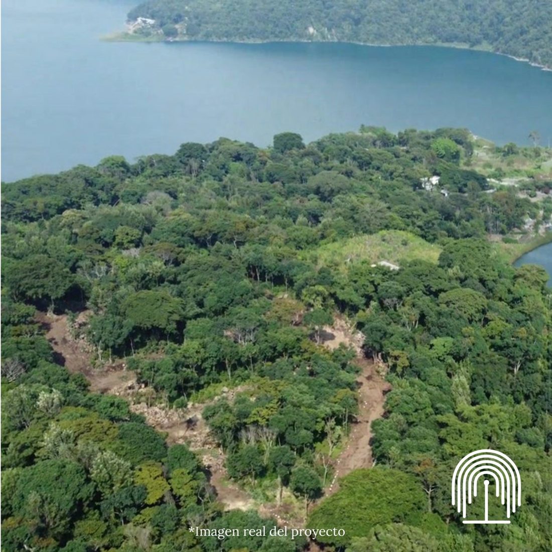 Vista aérea real del terreno del proyecto junto al Lago de Atitlán