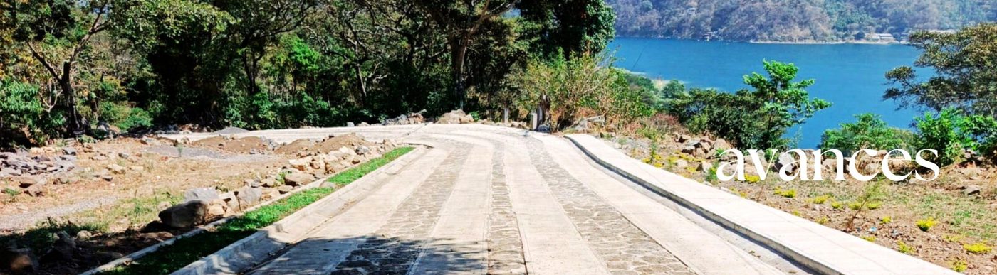 Calle con curva y vista al Lago de Atitlán